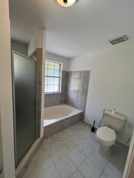 Building Photo - 1060 SW 111th Way