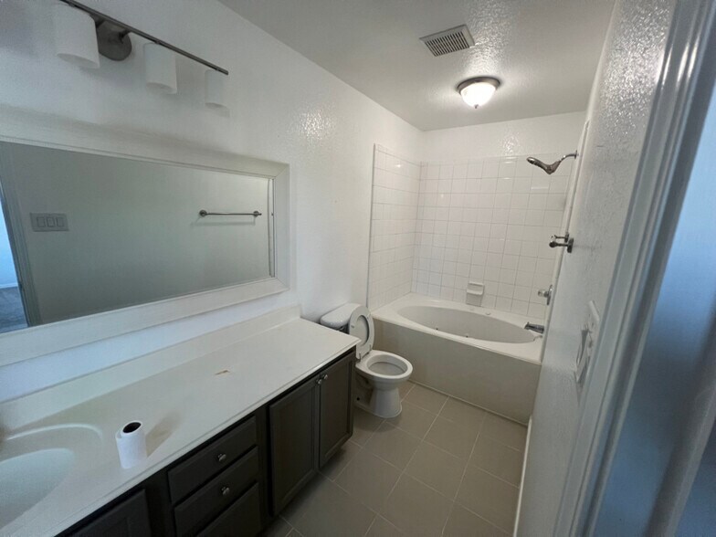 Building Photo - 10636 Wild Oak Dr