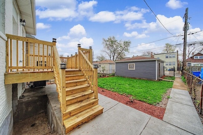 Building Photo - 1511 N Linder Ave