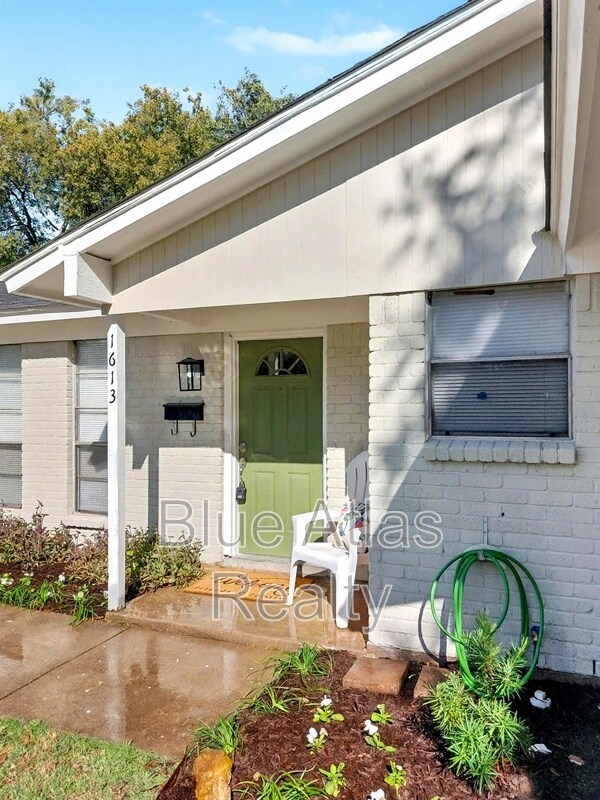 Building Photo - 1613 Continental Dr