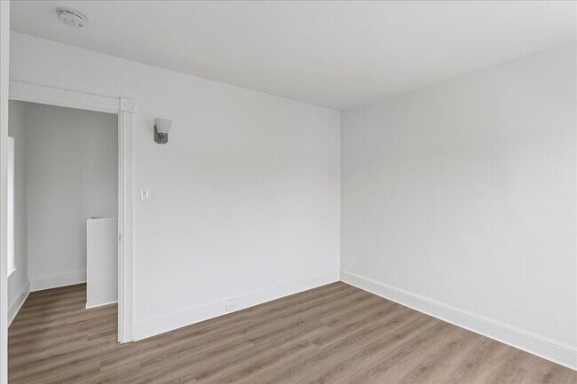 Building Photo - 206 N Broadway