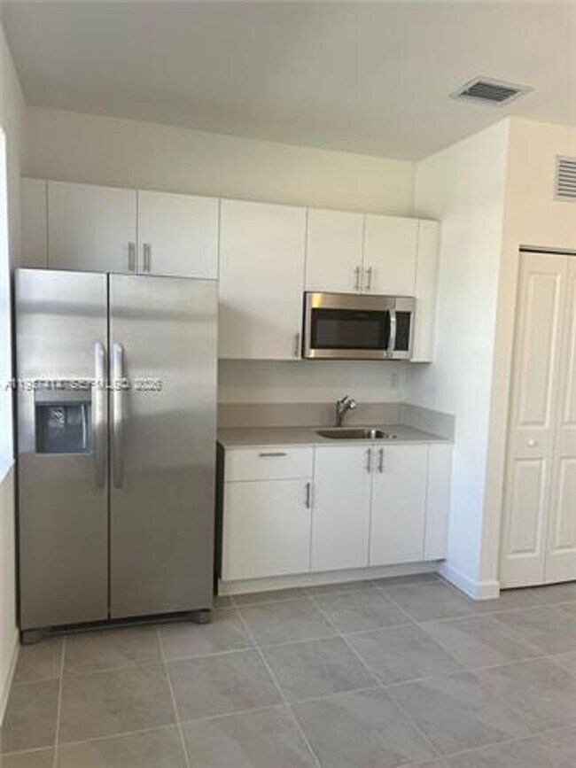 Building Photo - 2422 SE 30th St