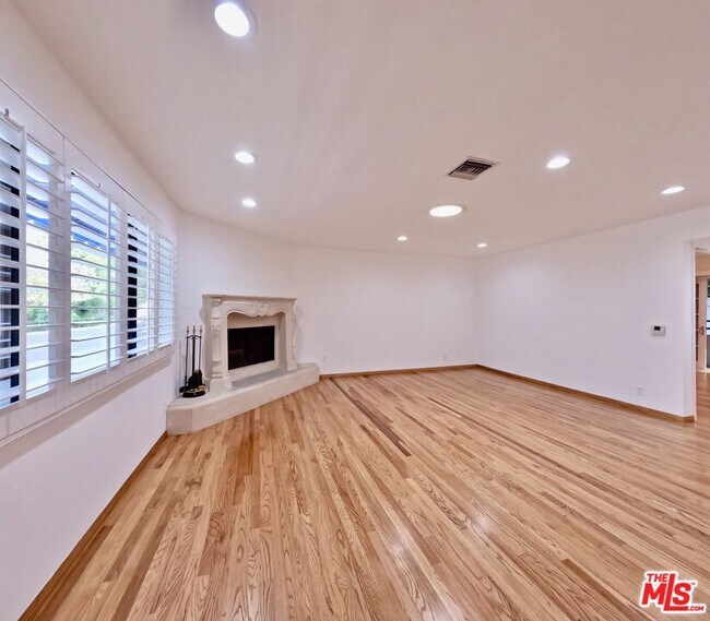 Building Photo - 805 N W Knoll Dr