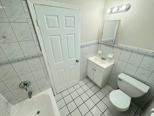 Building Photo - 305 S 6th St