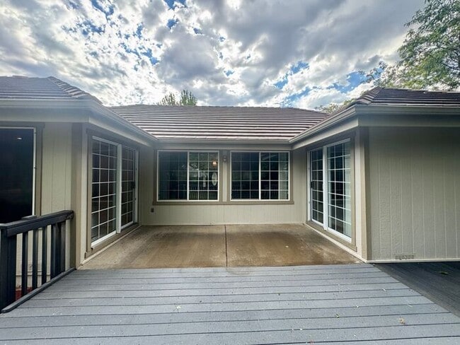 Building Photo - Spacious 3 Bed + Office | 3 Bath | 3-Car G...