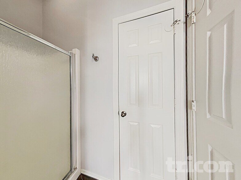 Building Photo - 2205 Highland Hills Dr