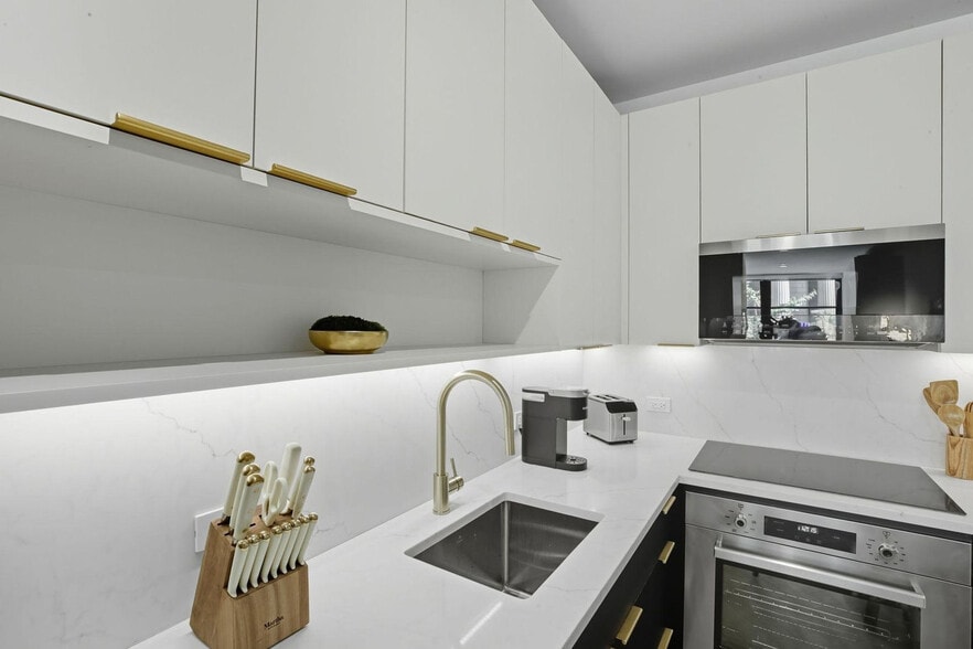 Building Photo - 980 6th Ave