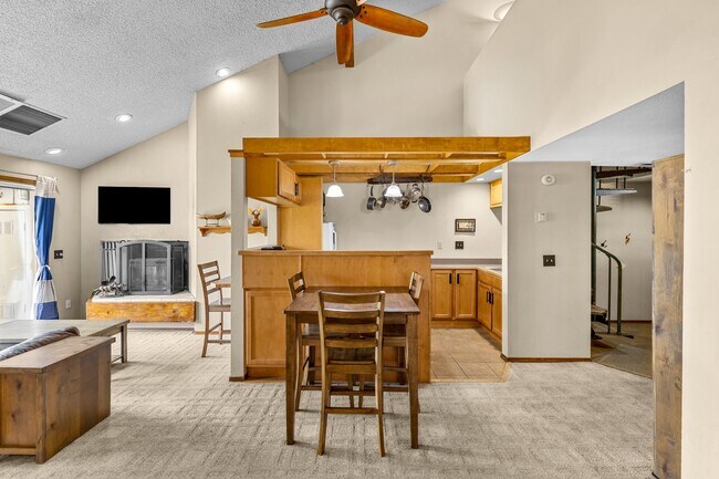 Building Photo - 2600 Valley View Dr
