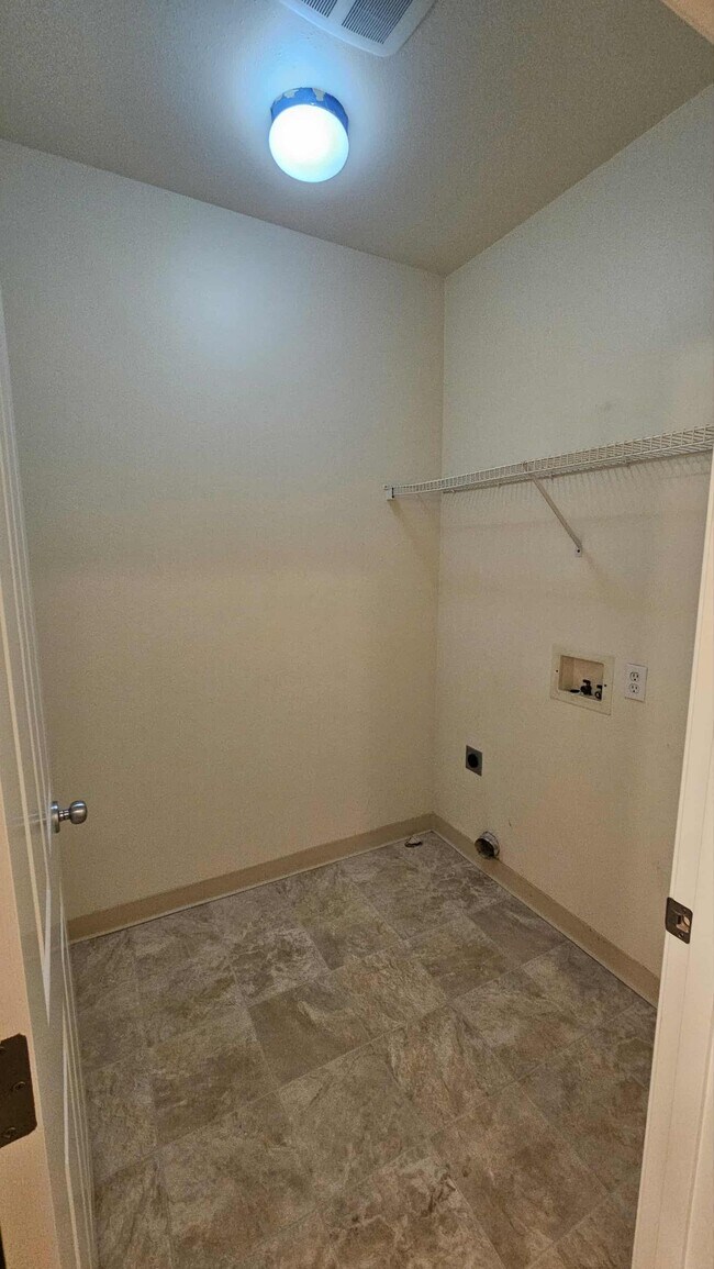 Building Photo - 2127 Hammond Ave