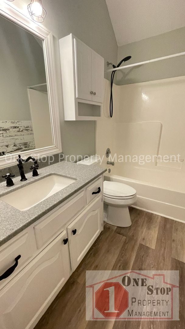Building Photo - Stunning 3 Bedroom 2.5 Bathroom in Raymore!