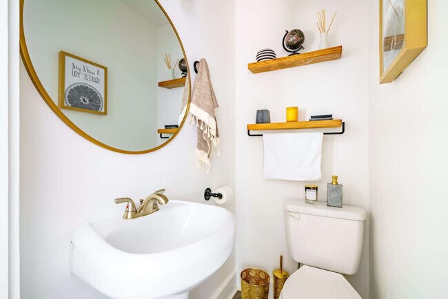 Building Photo - 256 W Poplar Ave