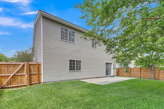 Building Photo - Centrally Located and Beautifully Renovate...