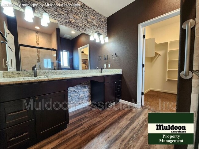 Building Photo - 326 N Longmont Dr