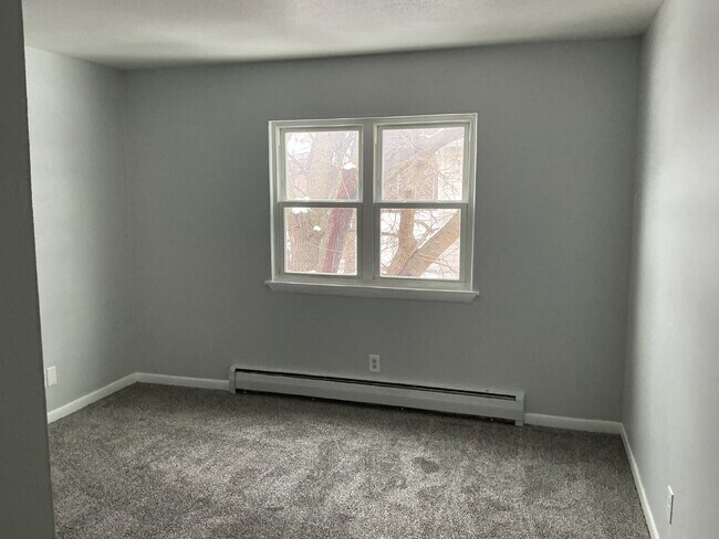 Building Photo - Spacious One-Bedroom unit on Pullman Ave!