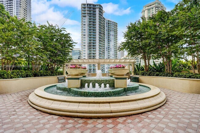 Building Photo - 511 SE 5 Ave