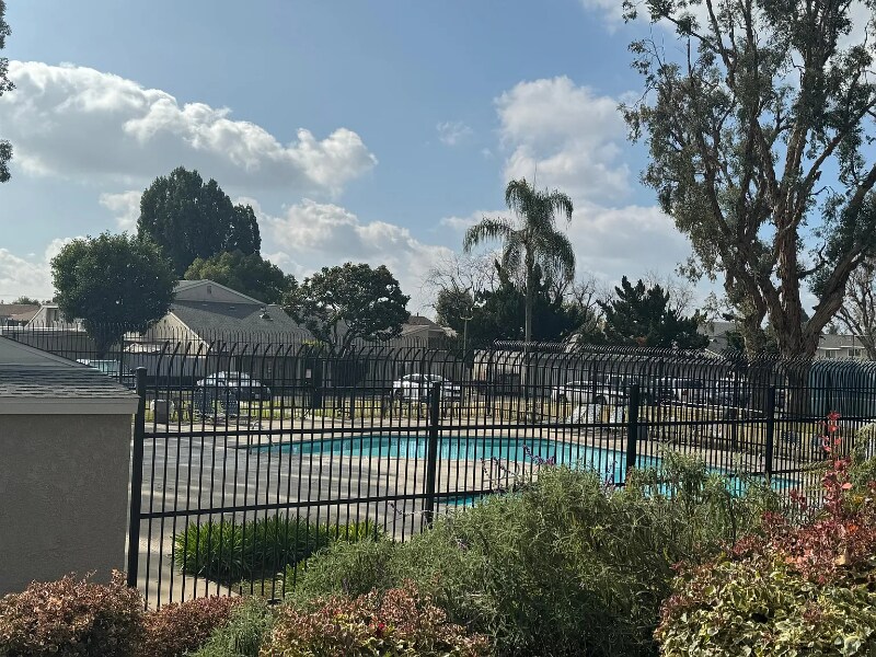 Building Photo - 1419 N Elderberry Ave