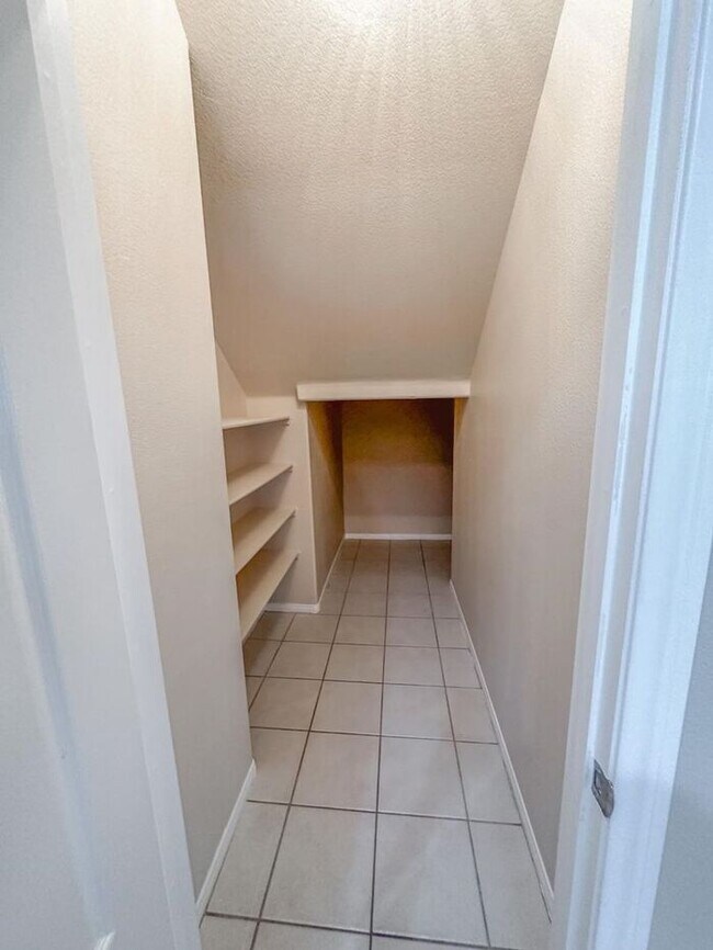 Building Photo - IMMACULATE REMODLED 2 STORY HOME IN HENDER...