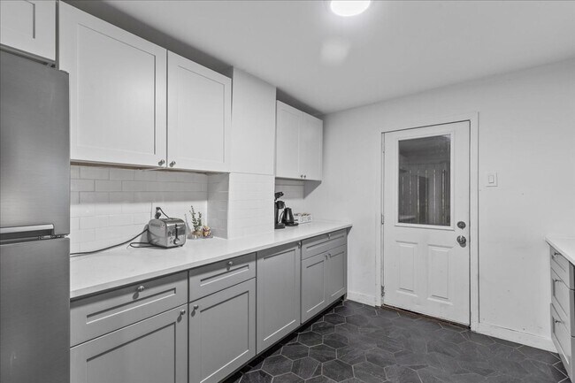 Building Photo - Renovated 3-bed, 2.5-bath house in Heart o...