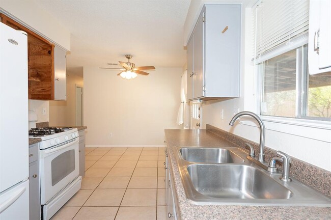 Building Photo - 8202 Longview Rd