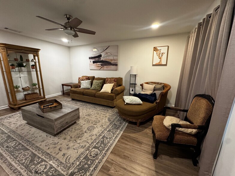 Building Photo - Room in Duplex on Washington St