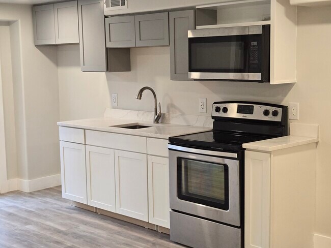 Building Photo - 929 Due W Ave N