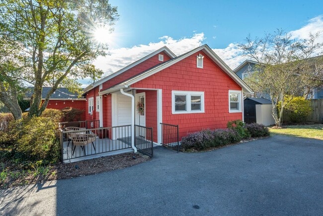 Building Photo - Charming Black Mountain Rental!