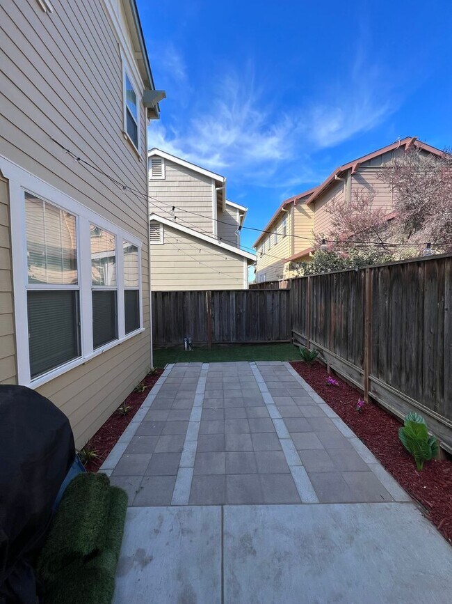 Building Photo - STUNNING Gated 3 Bed/2.5 Bath Soledad Home