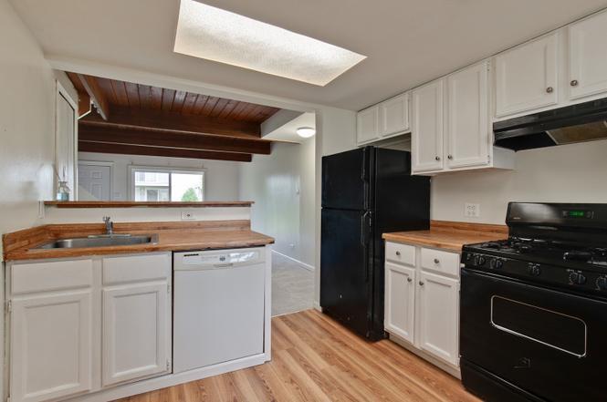 Building Photo - 520 Meadow Green Ln