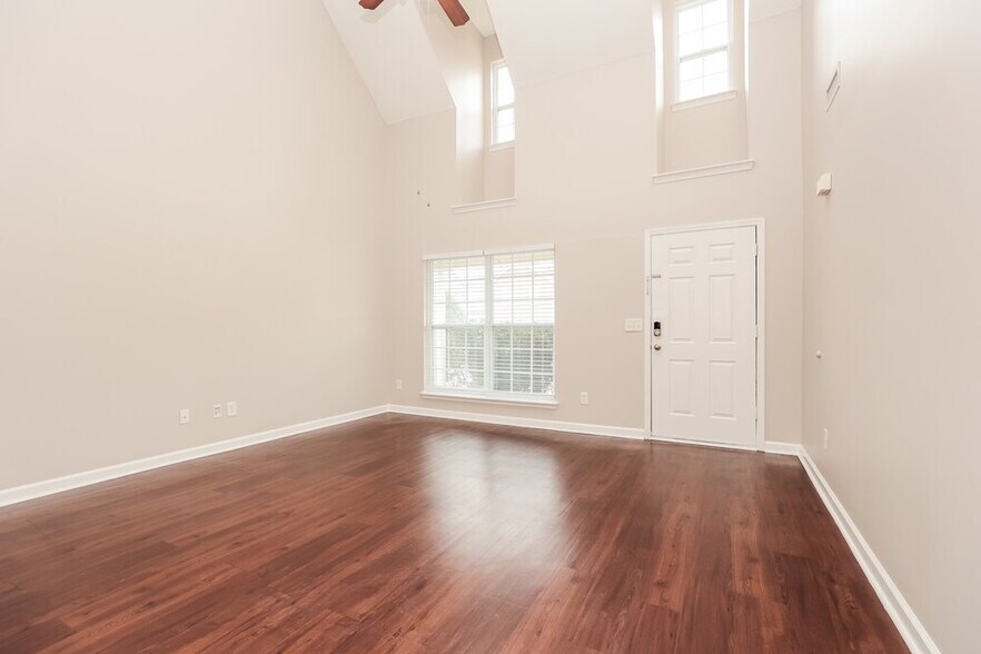 Building Photo - 1025 Lakewalk Dr