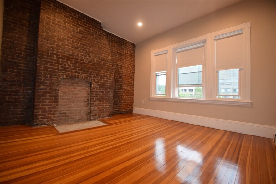 Building Photo - 1736 Beacon St