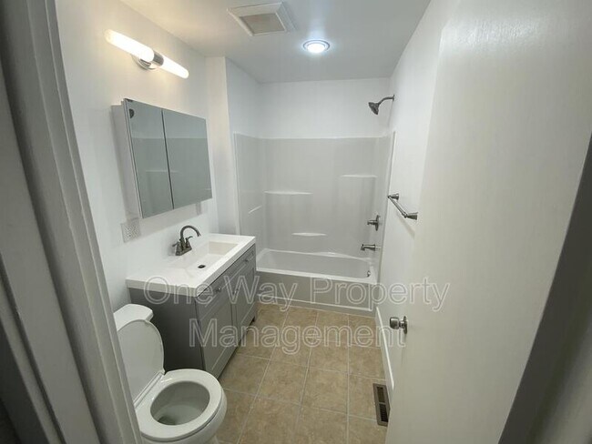 Building Photo - 1330 E 7th St