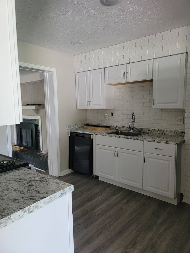 Building Photo - Renovated 3/2 in Cedar HIlls