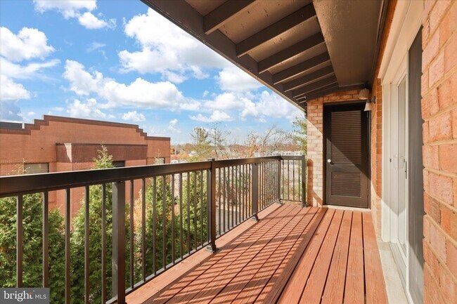 Building Photo - 214 Locust St SE