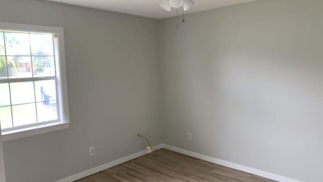 Building Photo - 221 Poinsettia Dr