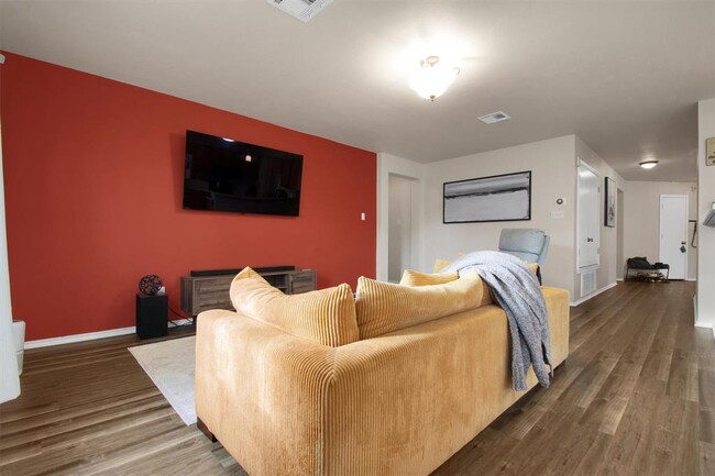 Building Photo - 18205 Topsail St