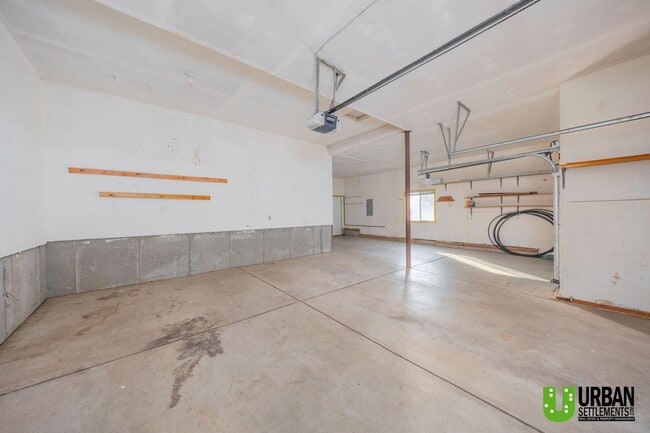 Building Photo - Spacious 4 bedroom and 3 bathroom house fo...