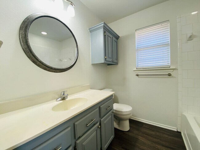 Building Photo - 407 S Pointe Ln