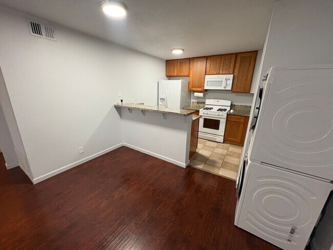 Building Photo - Rent Today! Available Charming 2 Bed 1 Bath in North Highlands Area!