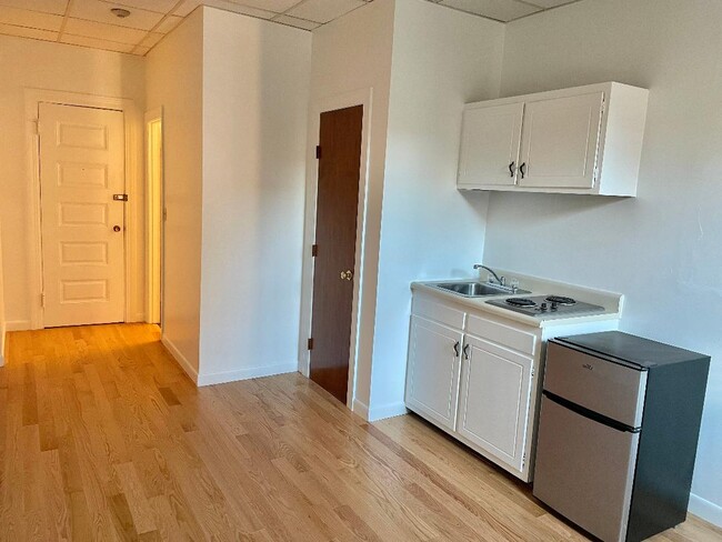 Building Photo - 849 Beacon St