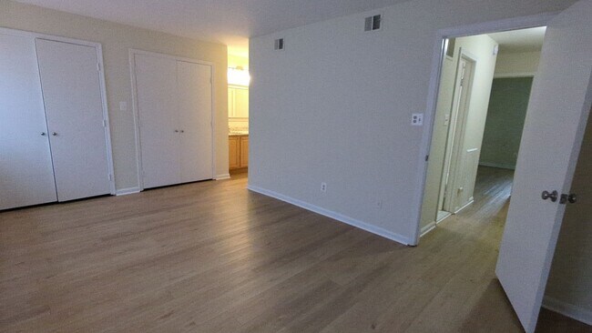 Building Photo - Location is Everything With This 3 Bed 3.5 Bath Townhouse in Hampton Court Community