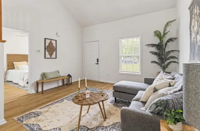 Building Photo - 3 Bedroom 2 Full Bath townhome in a Cul-de...