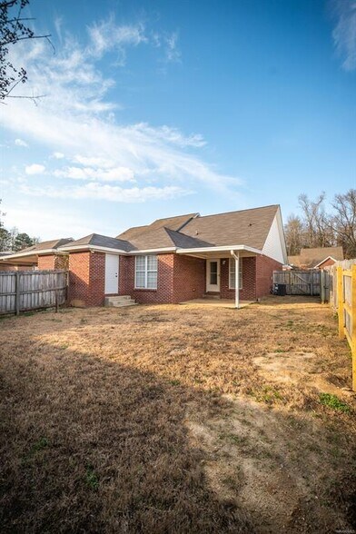 Building Photo - 325 James Dr