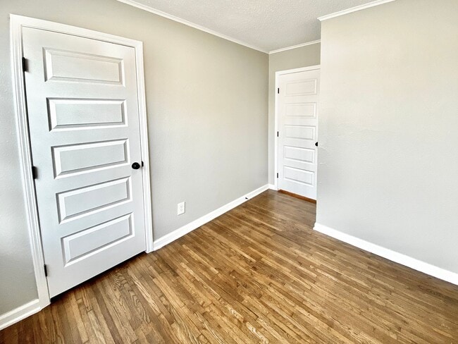 Building Photo - Charming Jenks Home with Vintage Character...