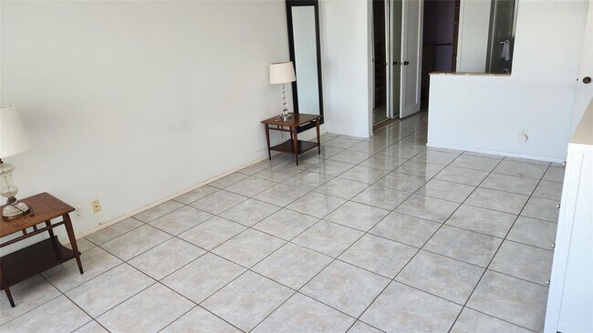 Building Photo - 405 N Ocean Blvd