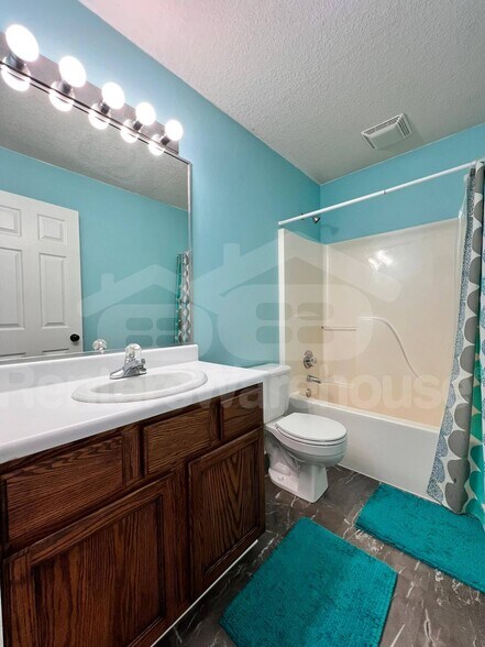 Building Photo - 1709 NE Sherman Ct