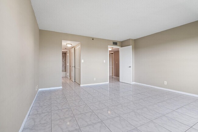 Building Photo - 3200 Port Royale Dr N