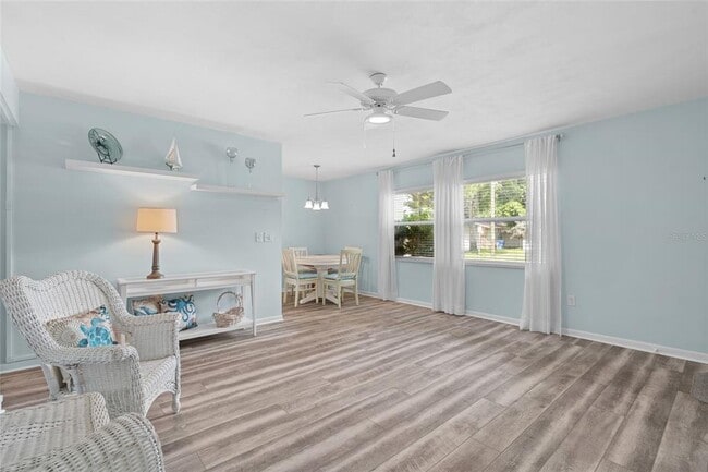 Building Photo - 209 NE Lincoln Cir N