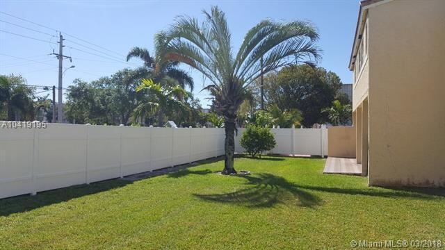Building Photo - 3201 Bayview Dr