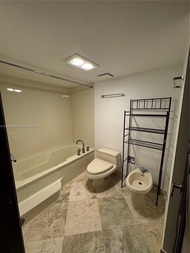 Building Photo - 520 Brickell Key Dr
