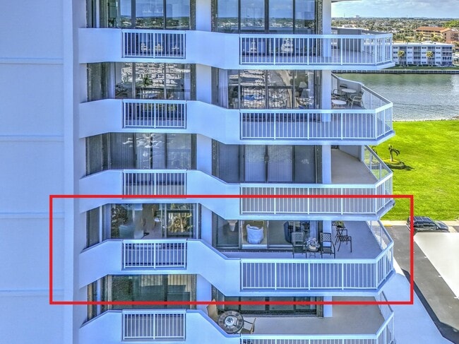 Building Photo - 123 Lakeshore Dr